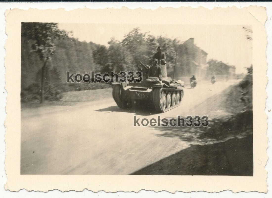 Foto Praga TNH Panzer 38(t) der Wehrmacht auf dem Marsch zur Front ... !