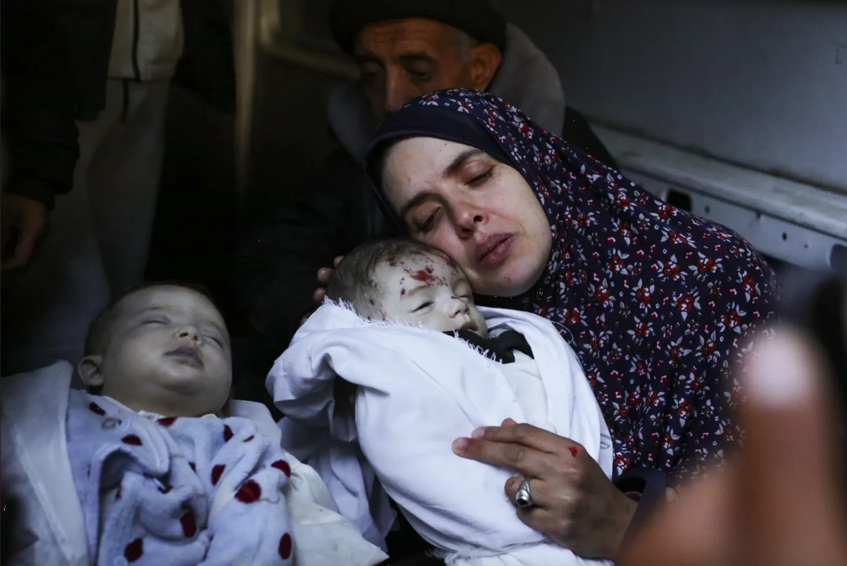 Madre palestina despidió a sus gemelos asesinados en bombardeo israelí