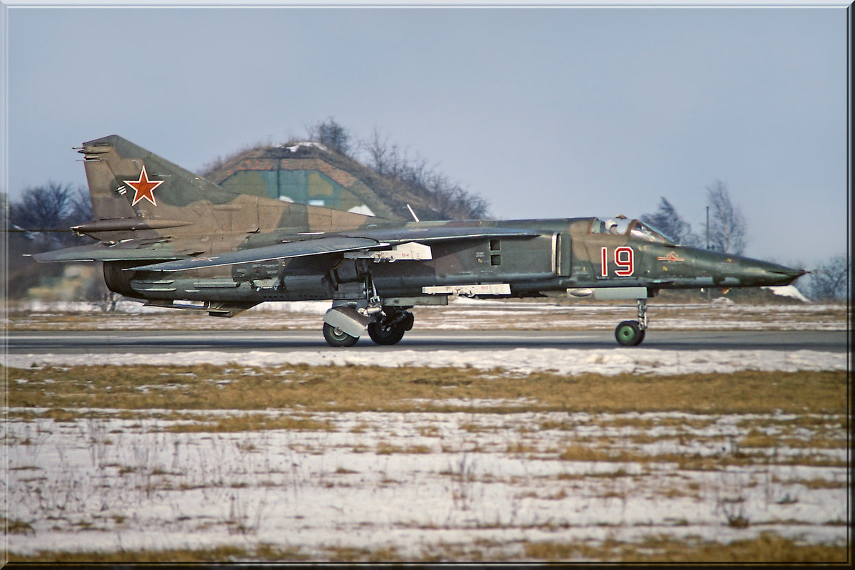 296 APIB Mig-27M 19 Red_ 83712538888t, Winter 1992-1993_2