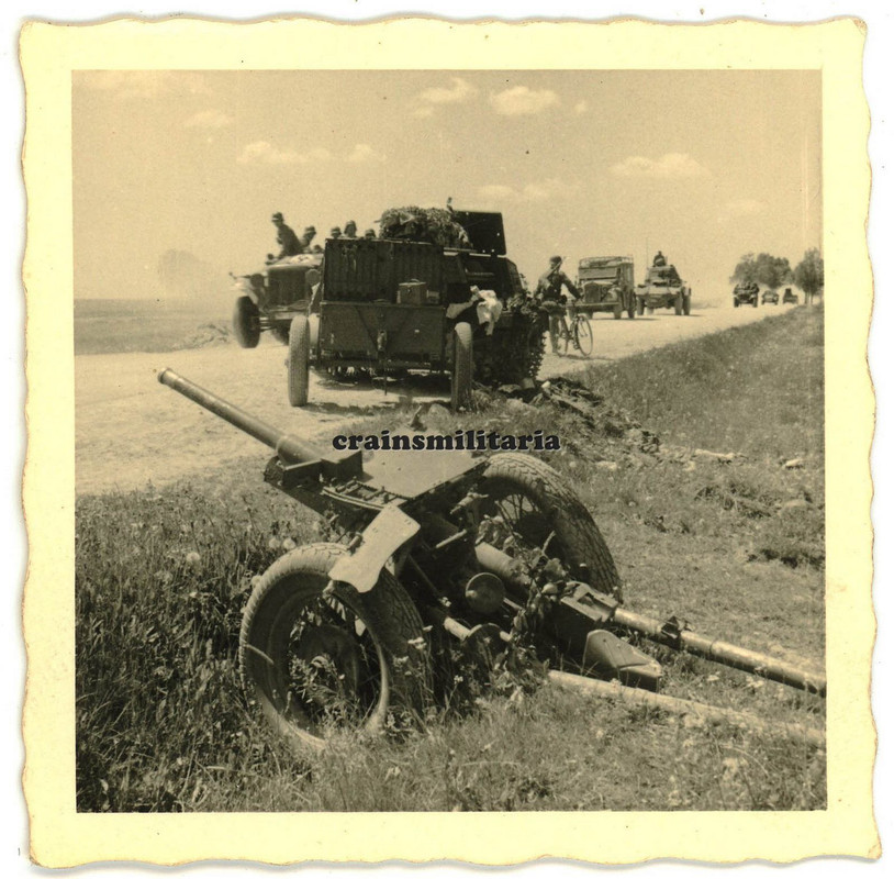 Orig. Foto Beutepanzer Panzerspähwagen bei russ. Beute Pak Geschütz in Russland