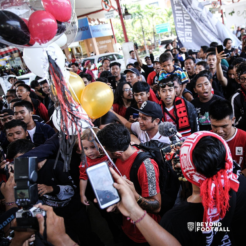 Tim Bali United disambut meriah oleh suporter dan keluarga saat tiba di Bandara I Gusti Ngurah Rai, Badung, Selasa (3/12/2019).