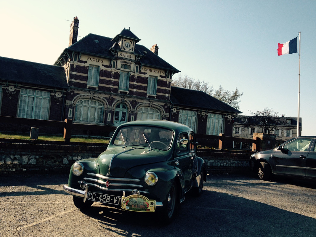 4CV devant école,