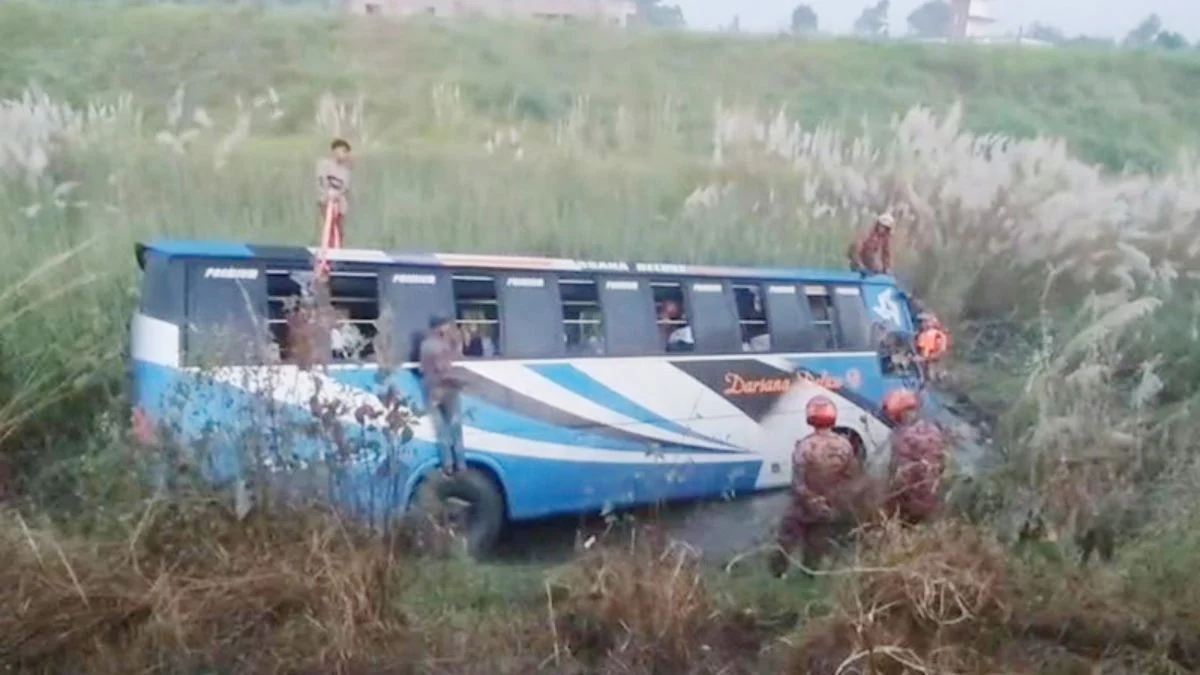 ঢাকা-মাওয়া এক্সপ্রেসওয়ের রেলিং ভেঙে খাদে বাস, নিহত ৩