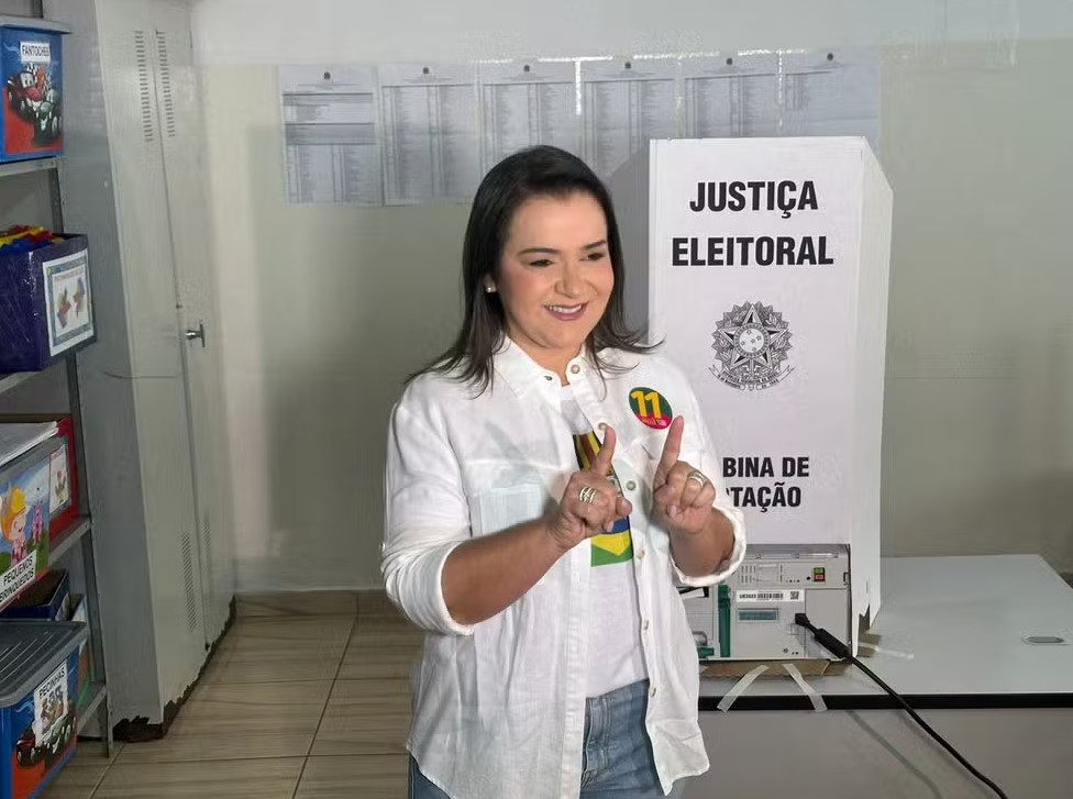 Adriane Lopes (Partido Progressista) votou por volta das 11h, na Escola Municipal Professor Virgílio Alves de Campos — Foto: Dyego Queiroz/TV Morena