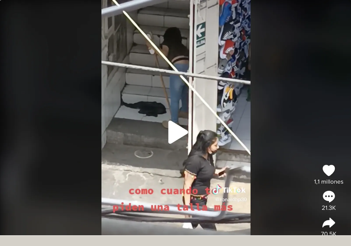 Mujer comerciante agrandó los zapatos que vende con un palo de escoba