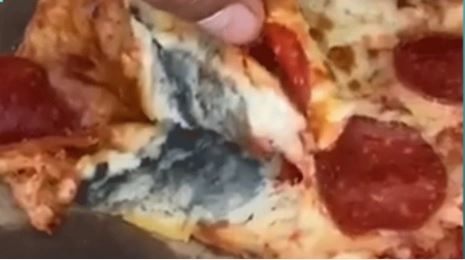 Reportan pizza podrida en una popular cadena