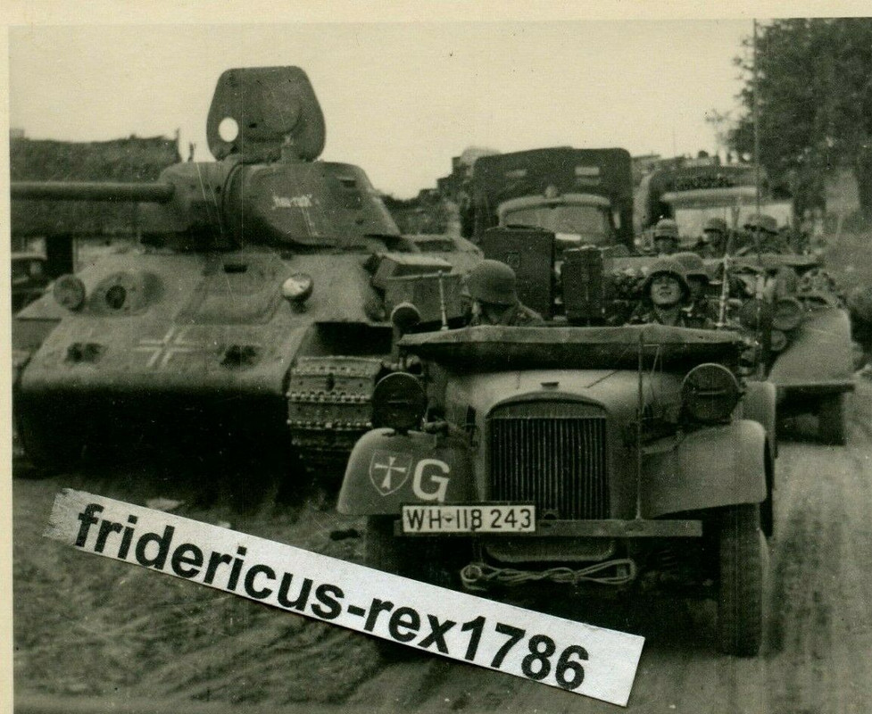 G6 Foto Ostfront Beute Panzer Tank T-34 mit Balkenkreuz Kennung mit Div. Wappen(1)