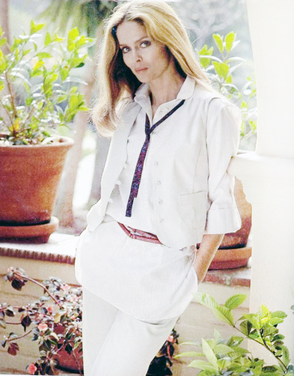 Barbara_Bach_b09