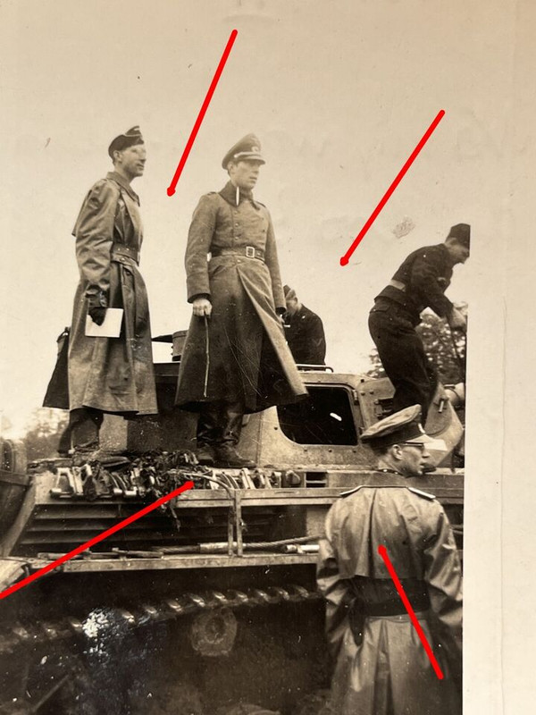 Foto Frankreich, Panzer Ers. Abt. 5 in Villers-Bretonneux, Offizier auf Panzer (1)