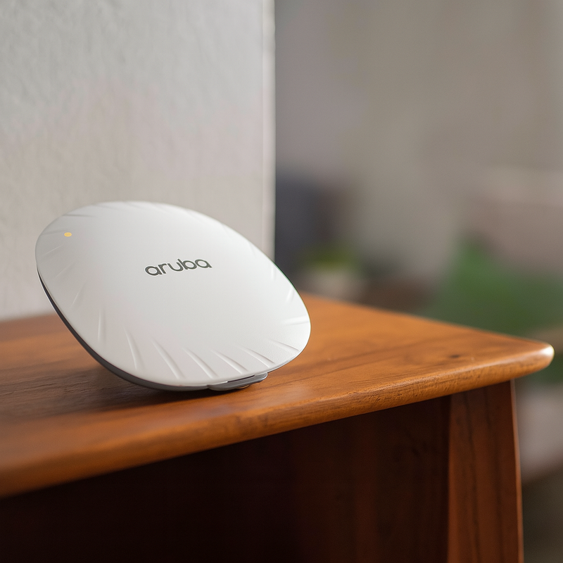 Aruba AP-535 instalado em um ambiente de escritório moderno, destacando a integração.