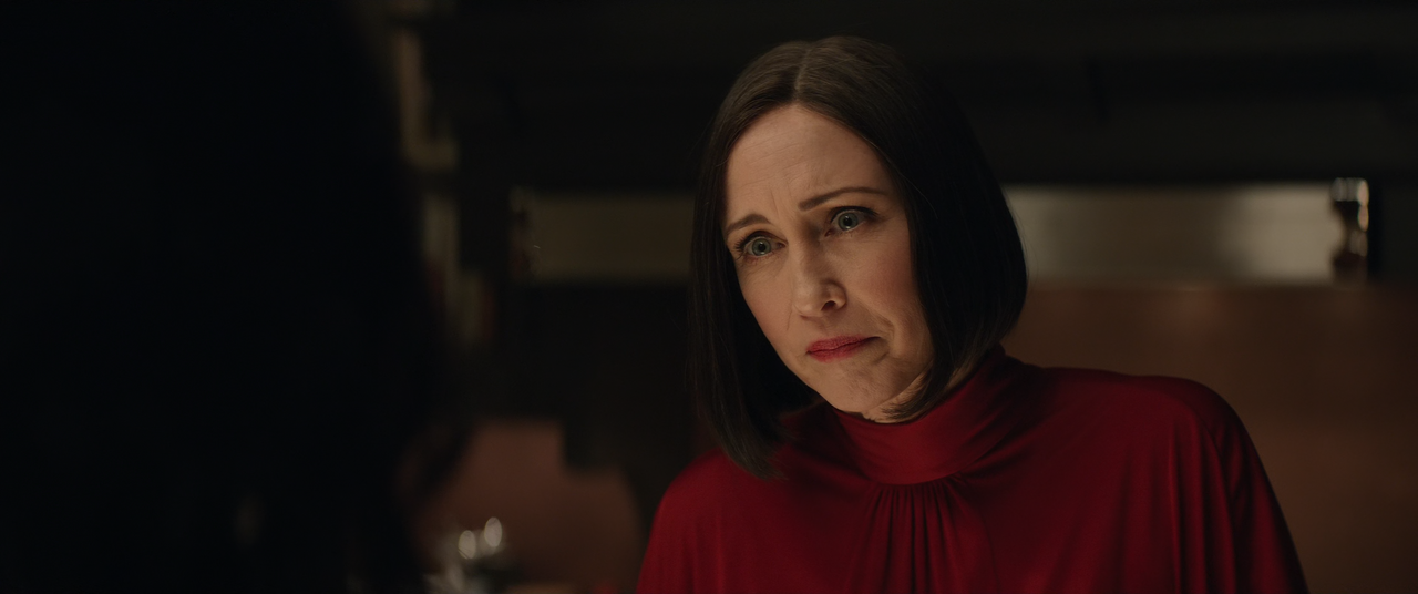 Hawkeye.S01E01.Never.Meet.Your.Heroes.2160p.10bit.DSNP.WEB-DL.DDP5.1.HEVC-Vyndros.mkv_snapshot_18.51