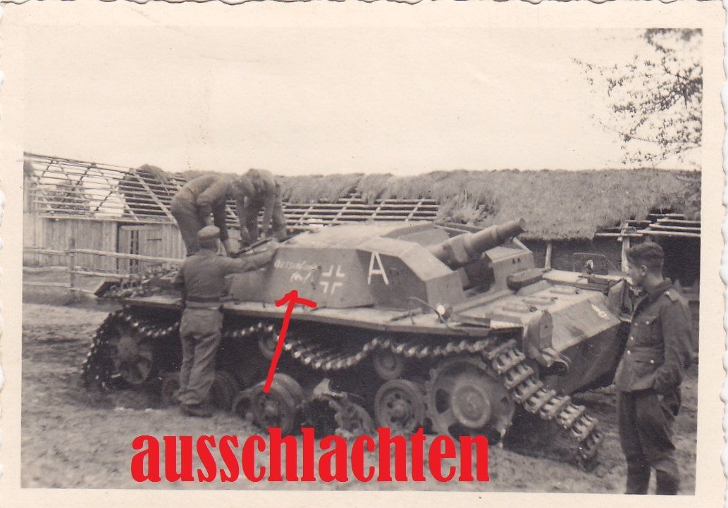 zerstörtes Sturmgeschütz STUG III Aufschrift  au