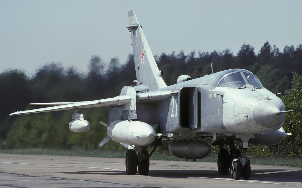 11 ORAP Su-24MR 23 White_0615308_13