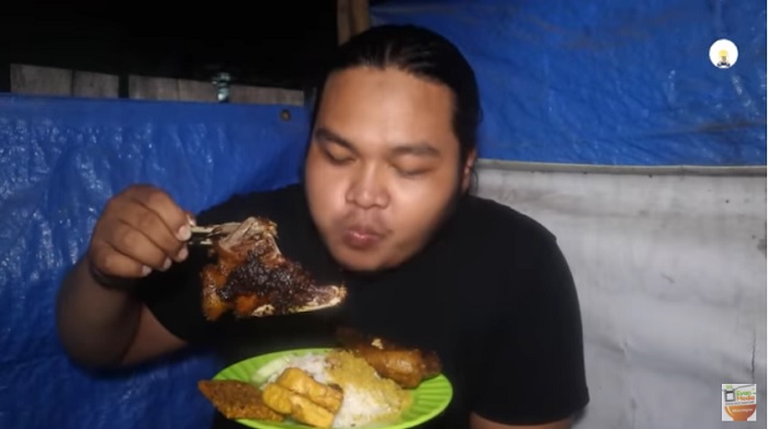 Gharda, yang dikenal dengan akun Youtube Evan Media, tengah mencoba sajian kuliner di Nasi Bebek Hidayah.