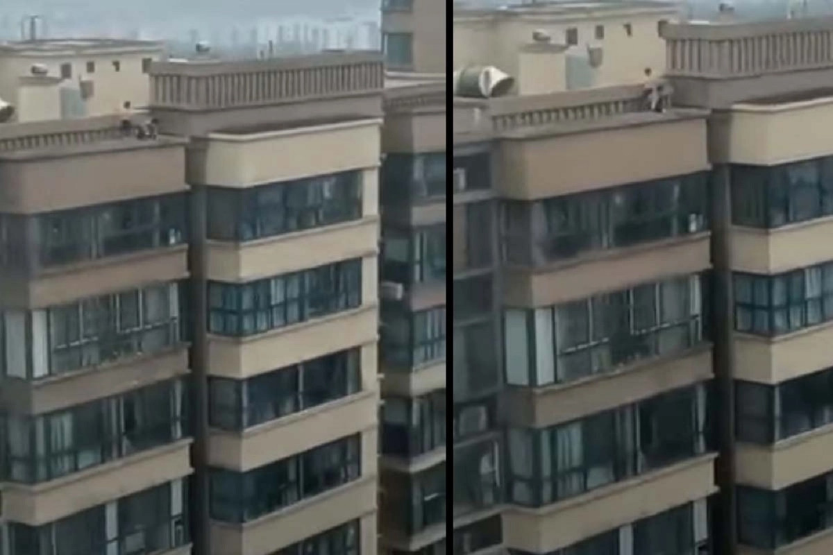 Niños en China juegan en la cima de dos edificios de cerca de 22 pisos de altura