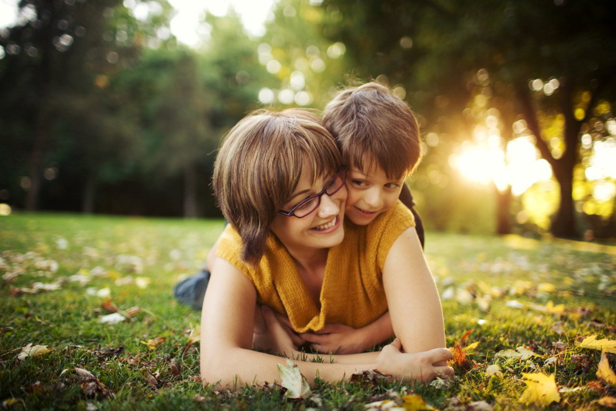 Carico emotivo e burocrazia non aiutano le mamme separate: cresce il gender gap, anche nelle separazioni