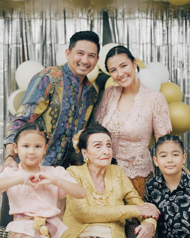 Momen perayaan pesta ulang tahun Oma Celine.