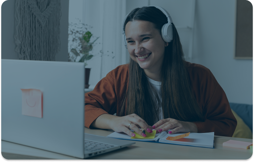 Estudiante aprendiendo en línea