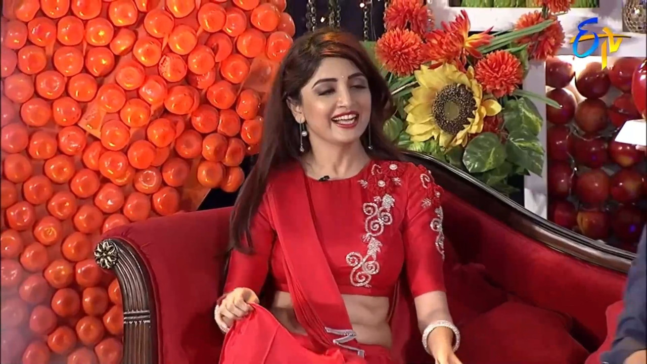 Poonam kaur Sexy navel.mkv_snapshot_00.17.286