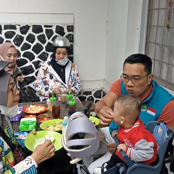 Kuluarga Ridwan Kamil saat sarapan di Vandel Cafe.