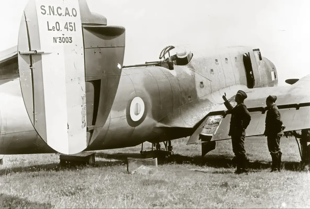 Avions francais captures par les allemands Le-O-451-no3003-being-inspected-by-German-forces-France-May-Jun-1940-ebay-01