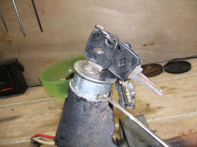 Ensuite il faut à la fois tourner la clé en position démarrage, et appuyer sur le bitogneau, le tout