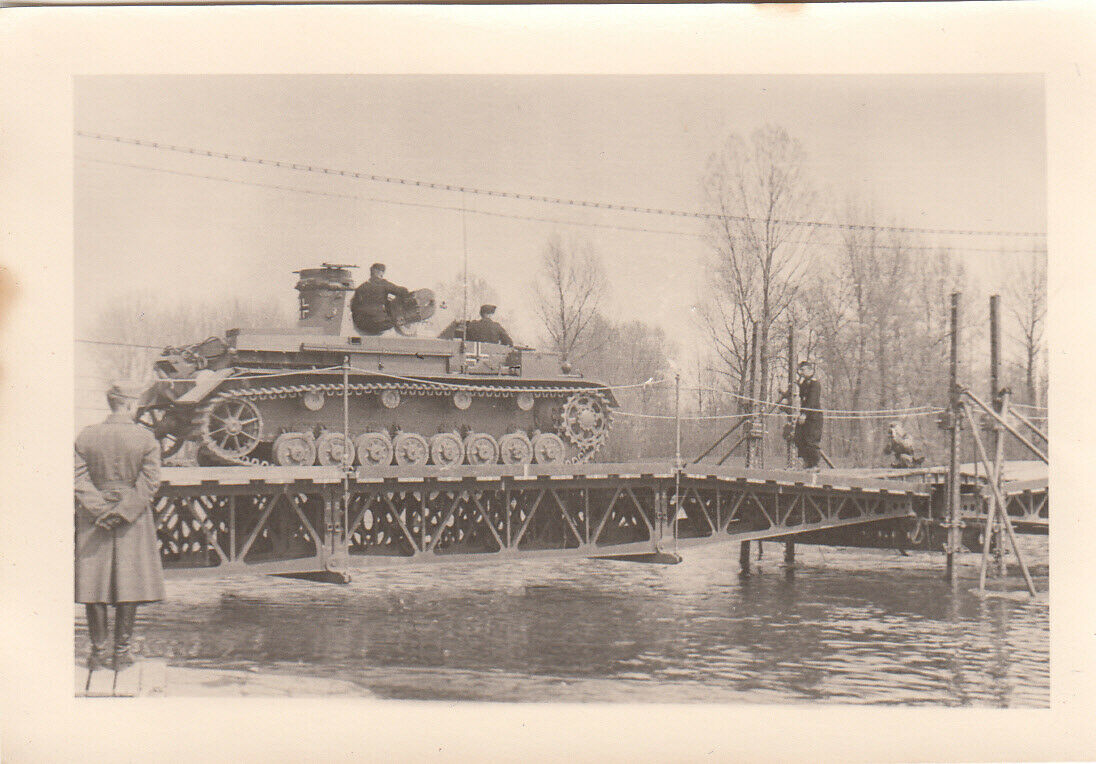 Kampfpanzer Panzer IV & Panzersoldaten auf Pontonbrücke – Rußland