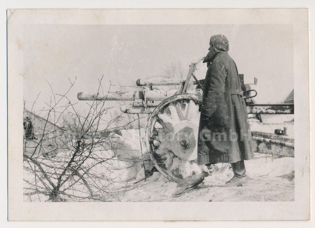 Foto 10,5 cm Feldhaubitze 18, weiße Winter-Tarnung, camo