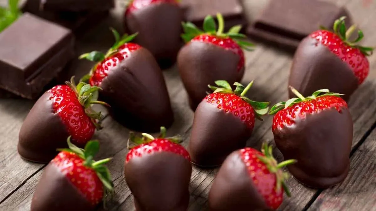Celebra San Valentín preparando fresas con chocolate para esa persona especial