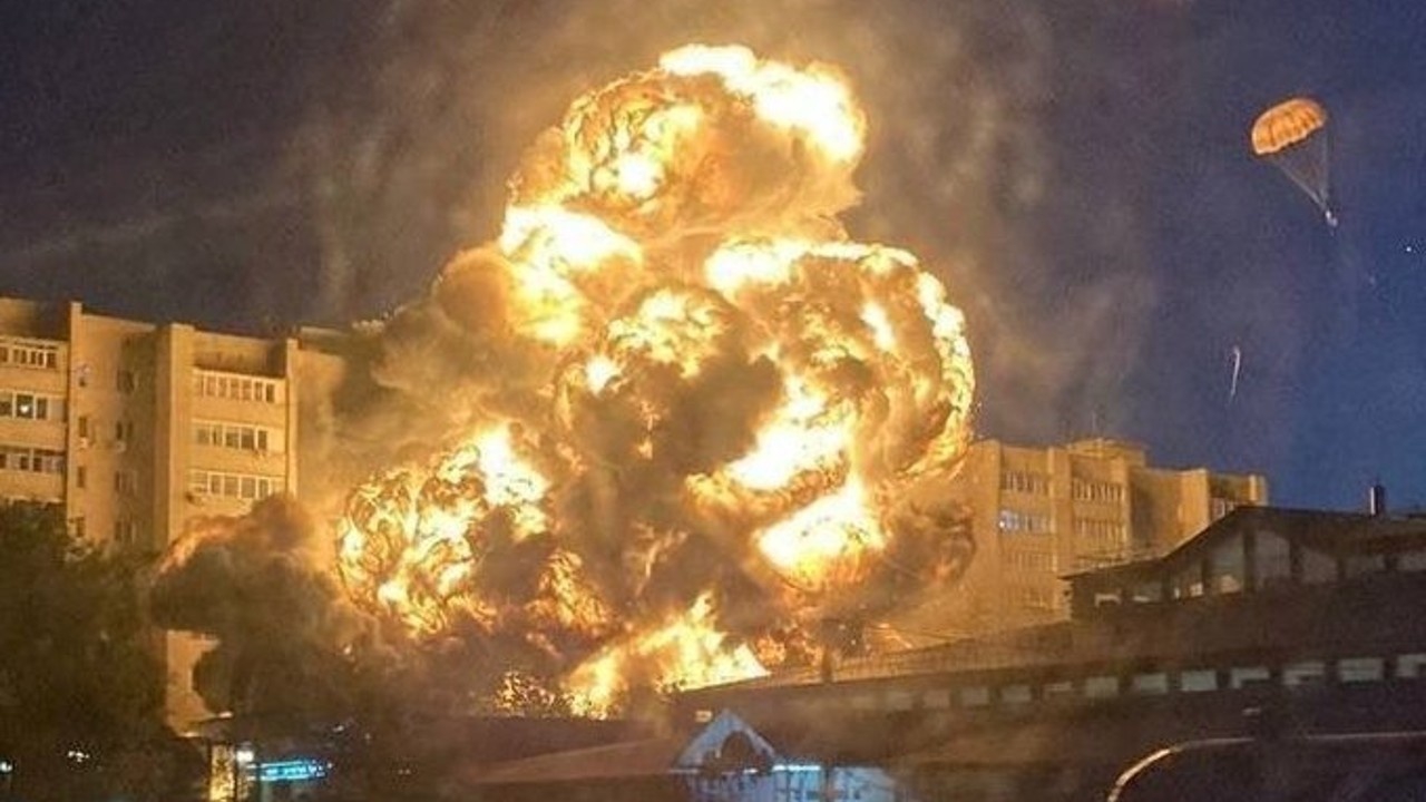 Avión militar se estrella contra edificio de departamentos en Rusia y explota