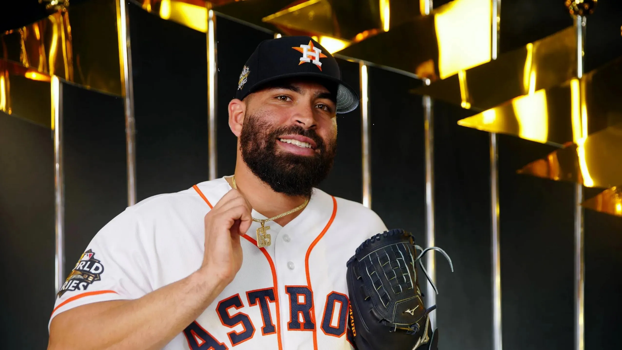 Logra José Urquidy ser el primer mexicano en jugar tres Series Mundiales