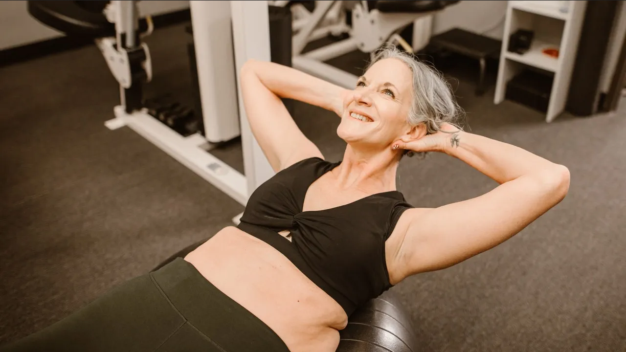 Ejercicio de pared para lograr unos brazos firmes a los 60 años de edad