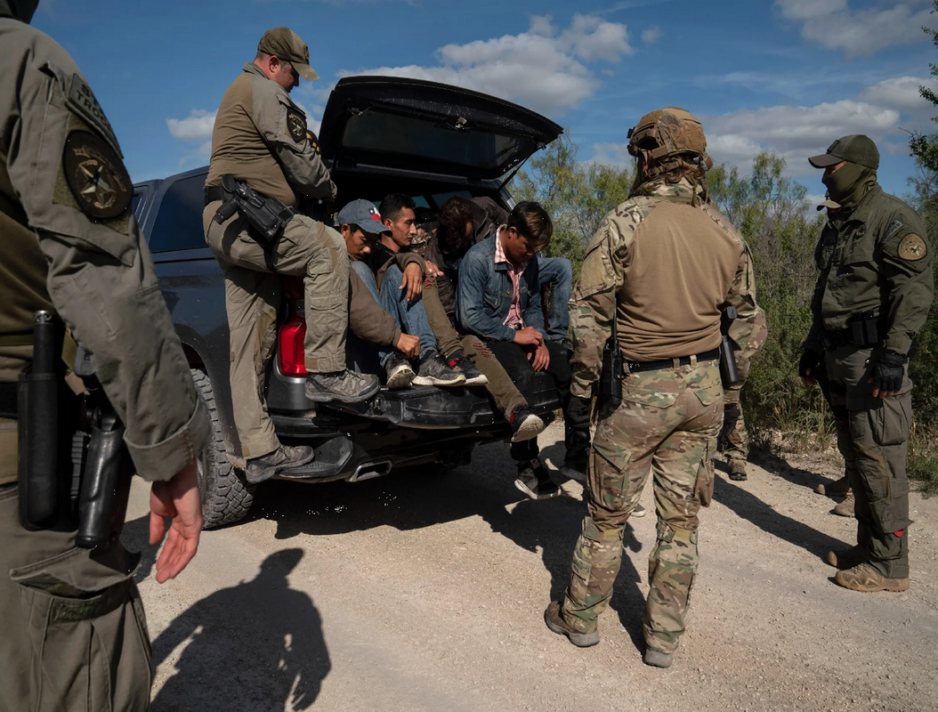 ‘¡No tengo piedad de animales!’: Graban guardia fronterizo agrediendo a migrantes