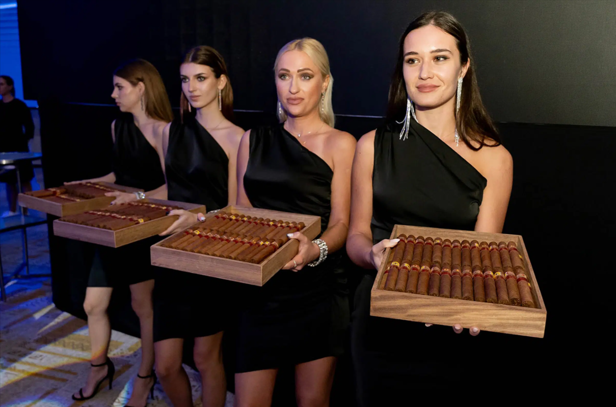 El-Rey-Del-Mundo-Royal-Series-Por-Larranaga-Fenix-Edicion-Regional-Phoenicia-Premiere-Feature-jpg-we