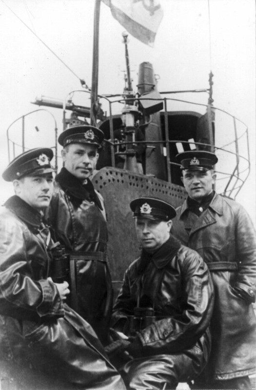 Командиры-подводники на С-31 - Е.П. Поляков (Л-4), А.С. Жданов (Л-5), И.С. Израилевич (Д-4), Д.И. Су