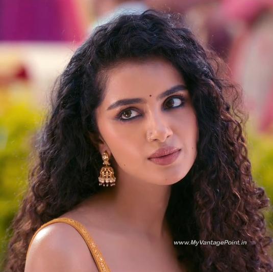 91-Anupama-Parameswaran-as-Lilly-Joseph-in-the-movie-Tillu-Square-2024