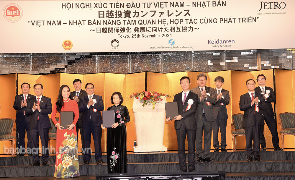 Chủ tịch UBND tỉnh ký kết biên bản ghi nhớ với bà Phạm Thị Bích Huệ, Chủ tịch Công ty Cổ phần Western Pacific và Giám đốc điều hành cấp cao Công ty Mitsubishi Estate Co., Ltd