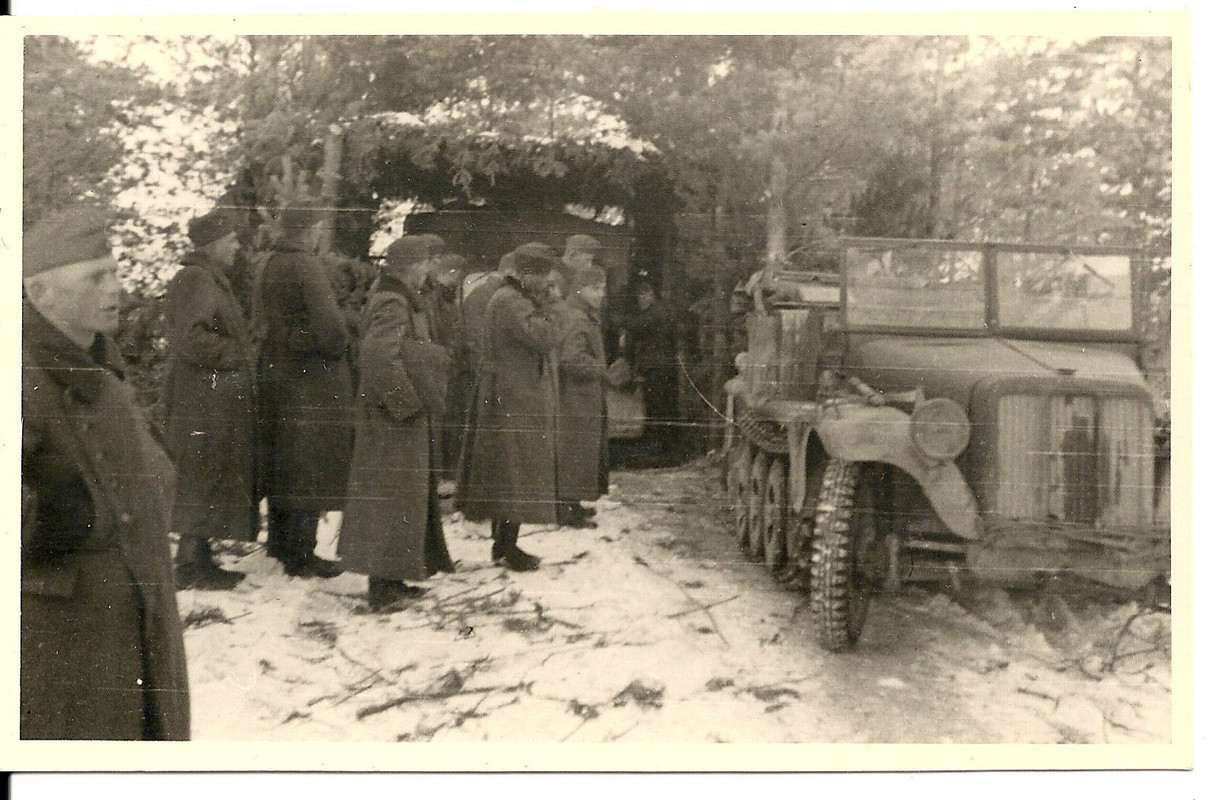 Orig.Foto PK Halbkette SdKfz und LKW in Garage Ü