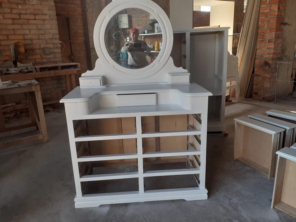 Puerta de madera brillante en muro de ladrillo