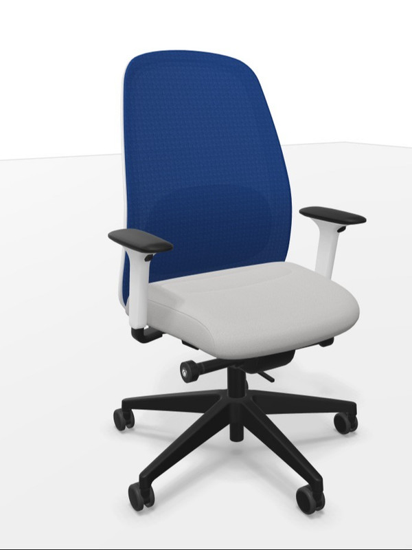 Bürostuhl mit grauem Sitz, pastellblauem Netzrücken und weißen Armlehnen, auf schwarzem Fußkreuz.