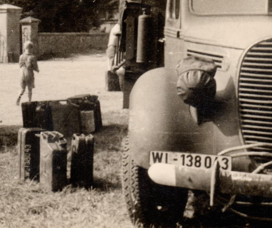 Fallschirmjäger, Kübelwagen u LKW FORD Betankung
