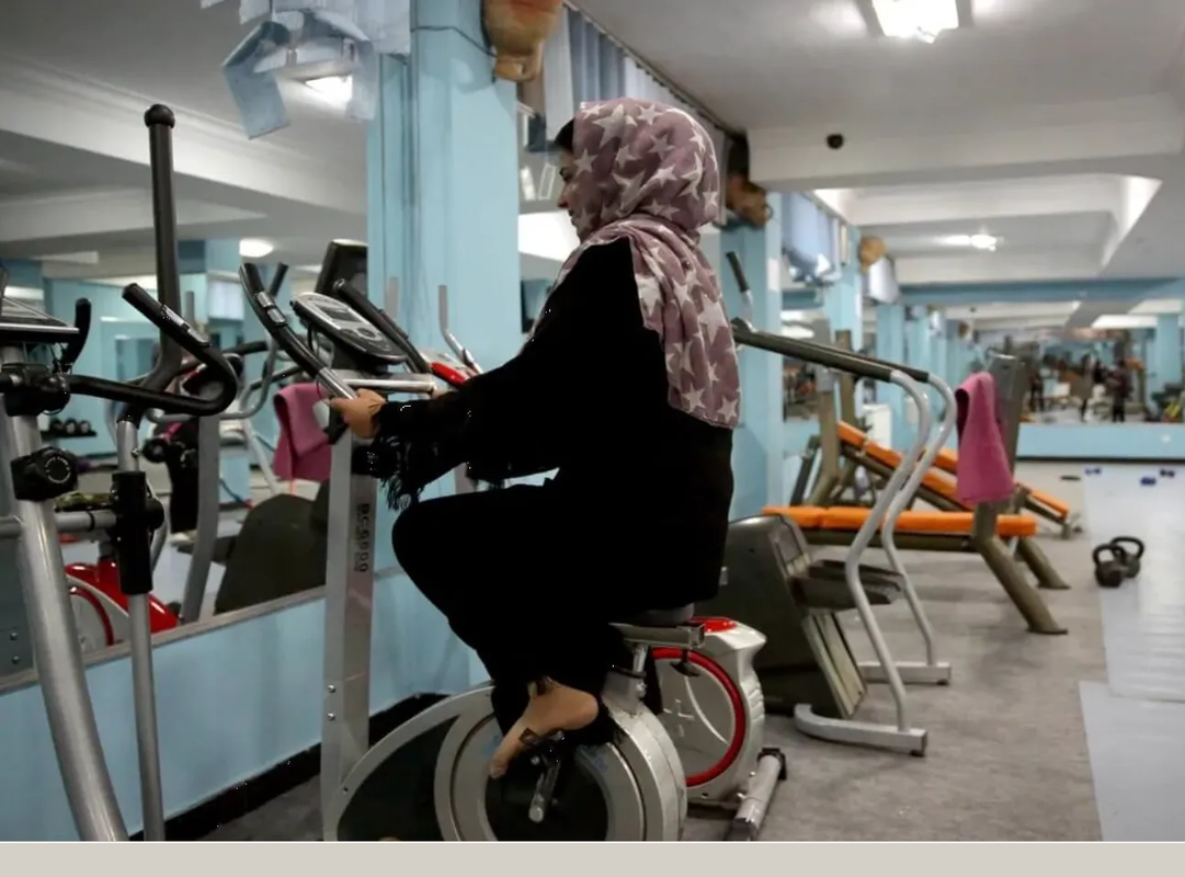 Talibanes prohíben la entrada a las mujeres en gimnasios y parques