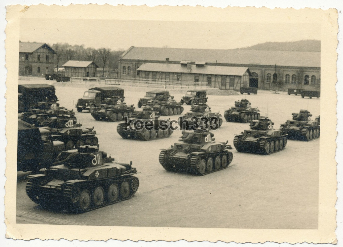 Foto Panzer 38(t) der Wehrmacht auf einem Kasernenhof .