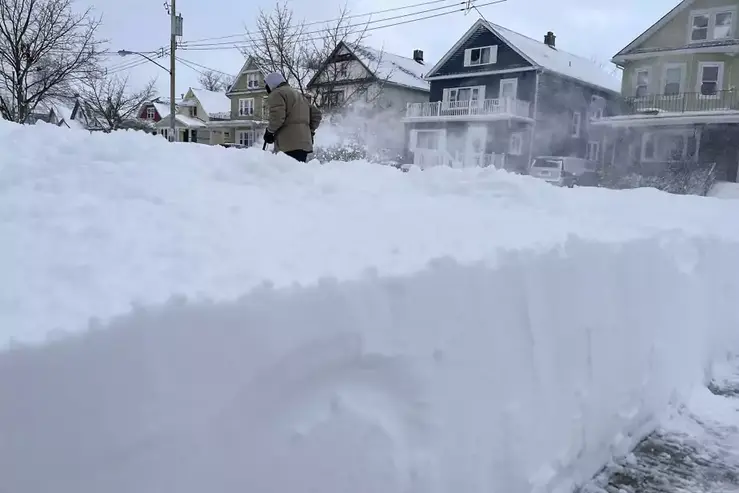 Un habitant en train de déneiger devant sa maison, dans une quartier résidentiel de Columbia, le 5 janvier 2017.