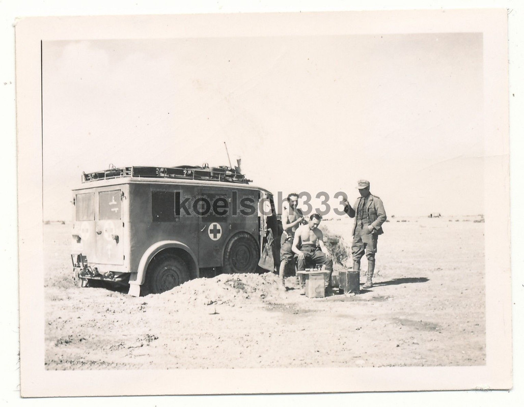 Foto Sani´s beim Haare schneiden in der Wüste  E