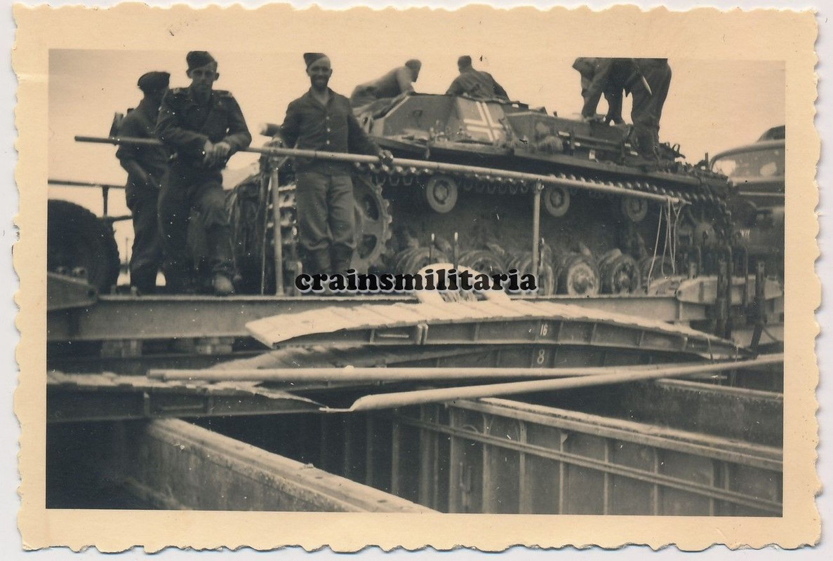 Orig. Foto Sturmgeschütz StuG III Panzer auf Ponton Notbrücke Fä