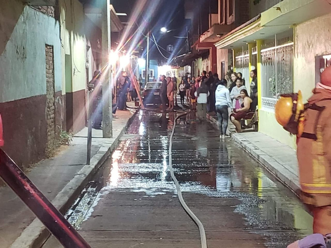 Hombre ebrio incendia su casa; dentro estaban su esposa e hijos