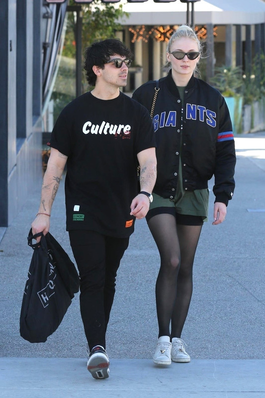 sophie-turner-shopping-in-la-12519-4