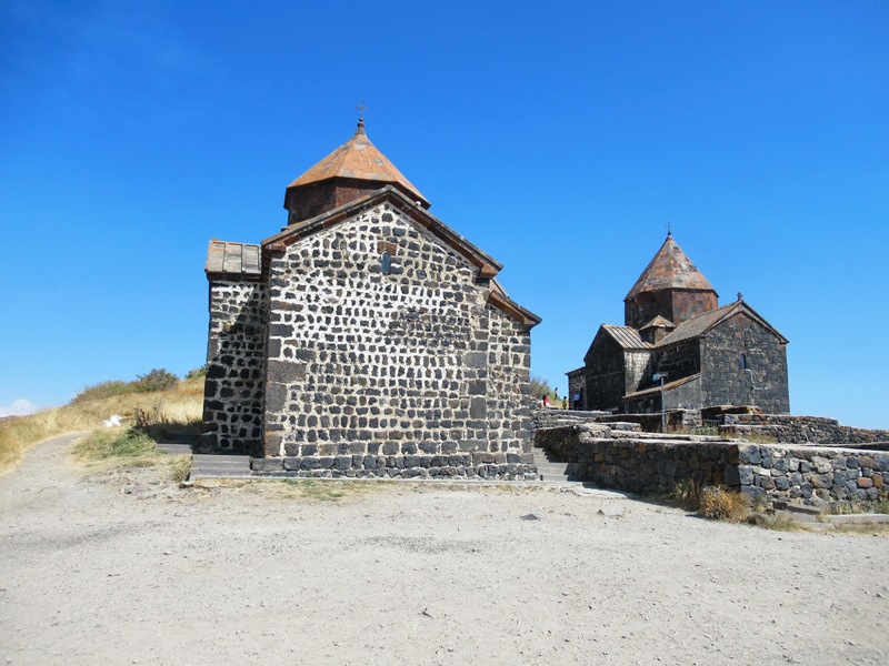 Армения - страна храмов, гор, камней и...