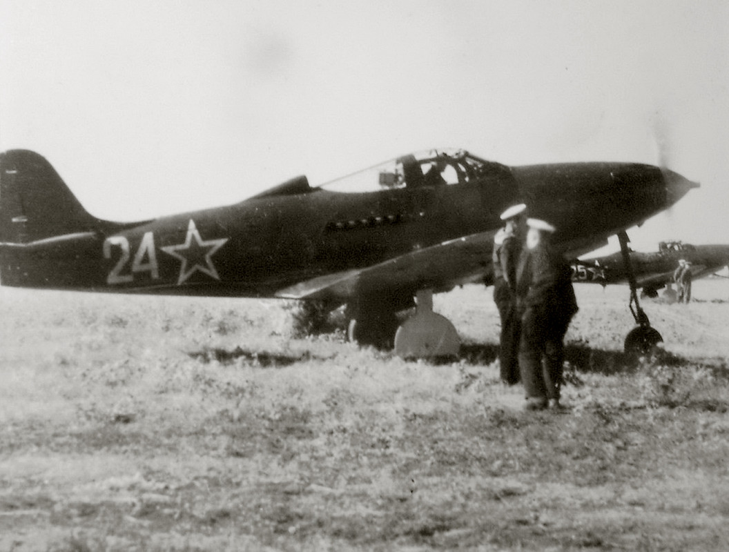 Bell-P-39-Airacobra-1MTAD-Black-Sea-Fleet-White-24-with-25-at-a-Soviet-airfield-Russia-1944-01